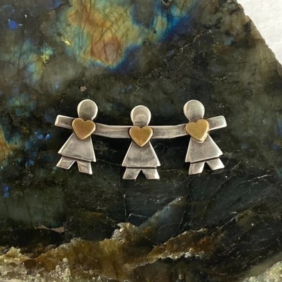 VTG Sterling Silver 925 1.69" Signed Naldo 3 Sisters Paper Dolls Heart Brooch - Picture 3 of 14